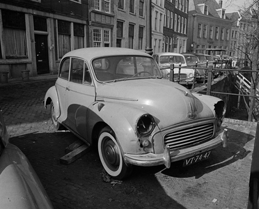 851593 Afbeelding van een autowrak van een Morris Minor 1000 (kenteken: VT-74-47), geparkeerd ter hoogte van de ...